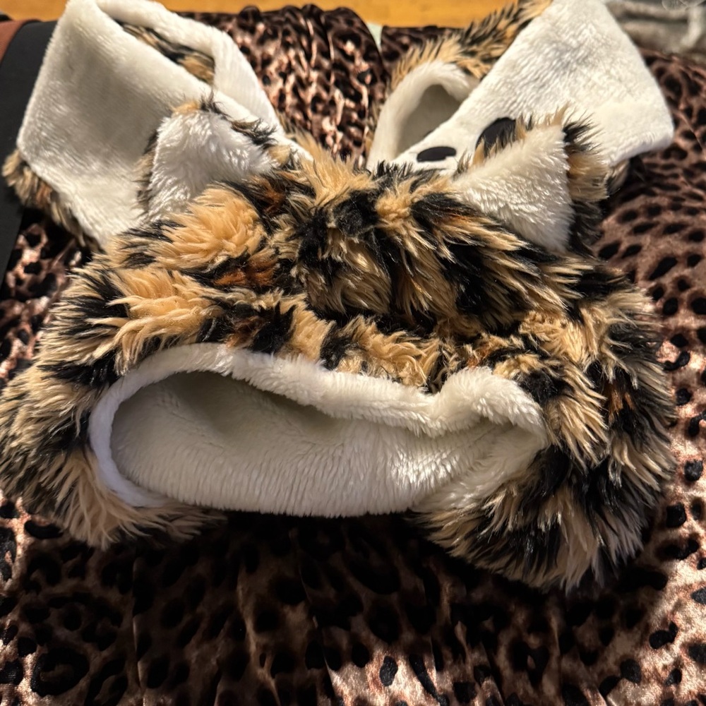 3/$15
Delux Leopard Print Faux Fur Hat -Scarf-Mitten combo